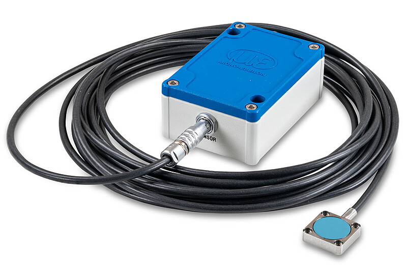 Active capacitive measuring system with analog output
